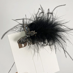 Pince à cheveux élégante en plumes noires avec papillon en cristal pour femmes