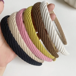 Détails de six serre-têtes en tricot côtelé aux textures tissées de différentes couleurs