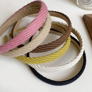 Détail des serre-têtes en tricot texturé montrant les couleurs beige rose et marron