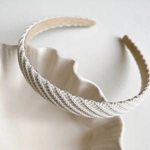 Détail d'un bandeau en maille ivoire avec texture sergé et doublure intérieure antidérapante