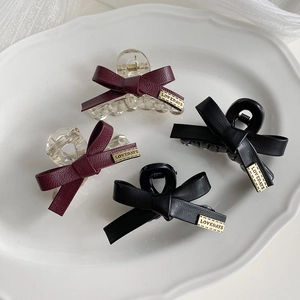 Pinze per capelli a fiocco in pelle nera e bordeaux con targhette dorate eleganti