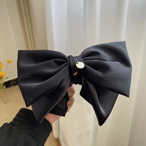 Grande pince à cheveux élégante avec nœud en satin noir, strass et pendentif métal