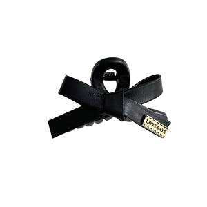 Elegante fermaglio per capelli con fiocco in pelle nera e targhetta dorata LOVEDAYS