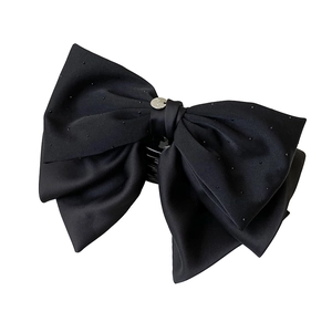 Pince à cheveux élégante en satin noir avec nœud papillon, strass et emblème métal