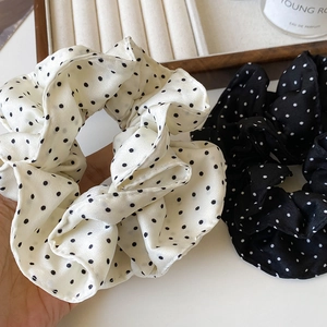 Detailansicht französischer Haargummis mit Polka-Dots aus Satin in Creme und Schwarz