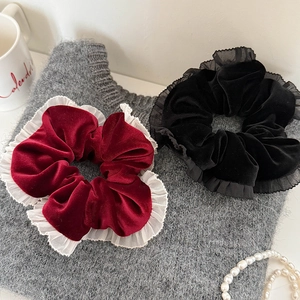 Chouchous en velours avec bordure en dentelle bordeaux et noirs sur tricot
