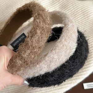 Trois serre-têtes en peluche faits main en marron, beige et noir avec texture douce