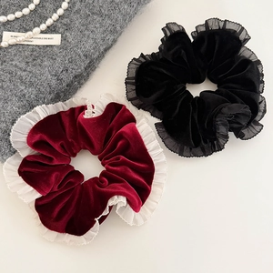Gros plan de chouchous en velours avec bordure en dentelle noire et bordeaux