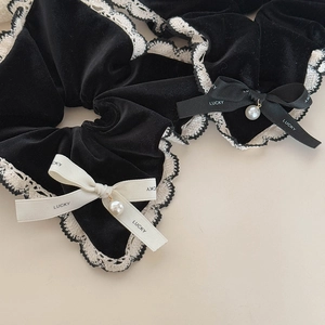 Samt-Haargummi-Set mit Spitzenborte, Lucky-Schleife und eleganter Perle in Schwarz und Weiß