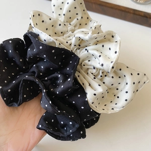 Französisches Polka-Dot-Haargummi-Set in Schwarz und Weiß aus Seide für elegante Frisuren