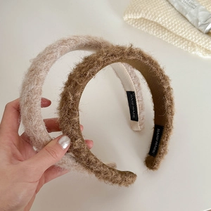 Vue détaillée des serre-têtes en tissu peluche avec étiquette fait main et bande antidérapante