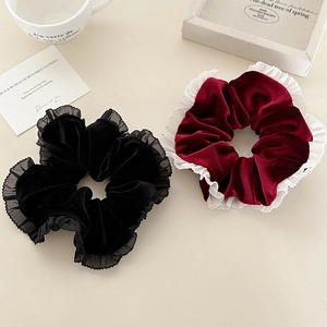 Chouchous élégants en velours noir et bordeaux avec bordure en dentelle pour la coiffure
