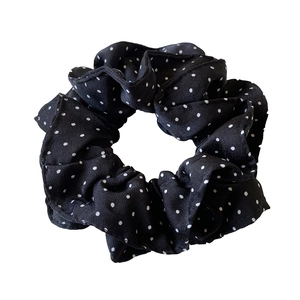 Französischer Haargummi in Schwarz mit weißen Punkten aus plissiertem Chiffon-Stoff
