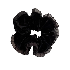 Chouchou élégant en velours noir avec bordure en dentelle et volant en organza
