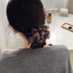 Elegante molletta per capelli a fiore in tulle marrone scuro per uno chignon chic