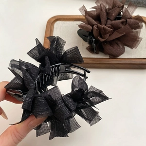 Elegante pinza per capelli in rete a bolle nera con fiocco floreale in tessuto multistrato