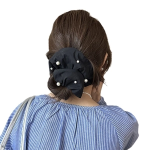 Chouchou noir élégant avec perles blanches, accessoire cheveux minimaliste en tissu