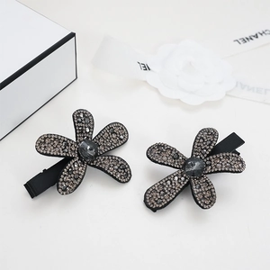 Elegant pair of flower-shaped hair clips with sparkling rhinestones and duckbill clasp