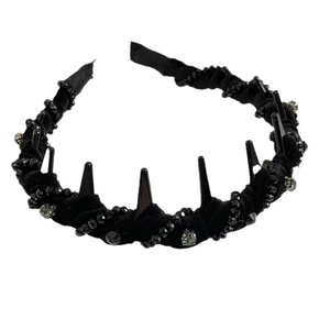 Cerchietto punk nero con punte in resina, perline e cristalli su sfondo bianco