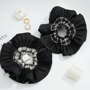 Eleganti elastici per capelli in raso nero e tessuto scozzese con pieghe di lusso
