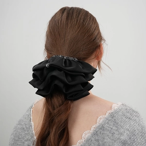 Elegante elastico per capelli in raso nero oversize per un look a coda di cavallo