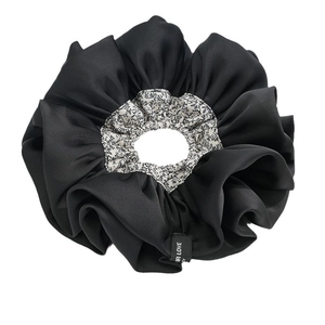 Elegante elastico scrunchie in satin nero con fodera floreale ed etichetta logo R LOVE