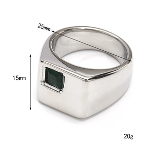 Anillo cuadrado de acero plateado con gema verde oscuro y banda de 15 mm de ancho