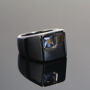 Anillo minimalista de acero de titanio negro mate con gema azul cuadrada