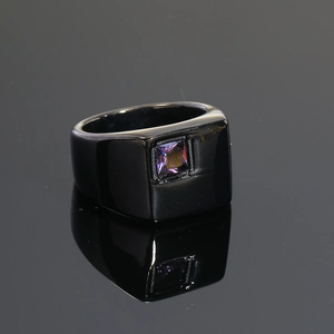 Vista macro de un anillo cuadrado de titanio negro con una gema púrpura central