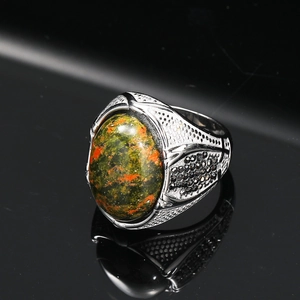 Dettaglio anello da uomo vintage in acciaio inossidabile con pietra unakite e pavé nero