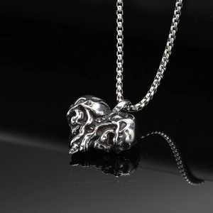 Collana con ciondolo a cuore e teschio gotico in acciaio ossidato con catena box