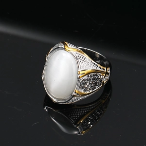Dettaglio macro dell'anello retrò da uomo con opale bianco e pietre di zircone nero