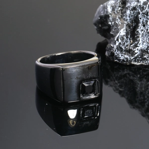 Primer plano de anillo de sello negro para hombre con circonita cuadrada sobre piedra