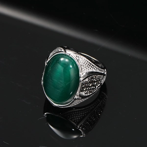 Dettaglio dell'anello vintage con pietra occhio di gatto verde e pietre marcasite