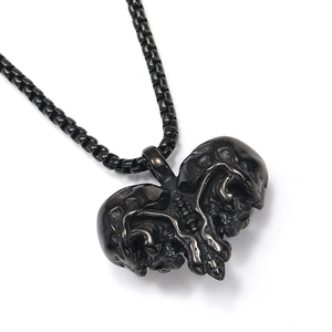 Collana con pendente a doppio teschio gotico in acciaio al titanio nero e catena