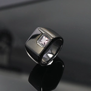 Detalle de un anillo cuadrado de acero negro pulido con una piedra preciosa transparente