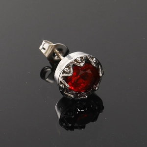Détail de puce d'oreille rubis avec sertissage couronne argentée et fermoir papillon