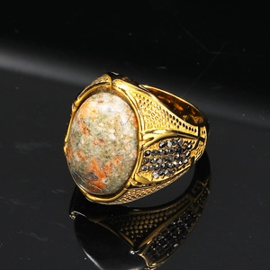 Anello retrò in oro titanio con grande pietra naturale ovale e micro-cristalli neri