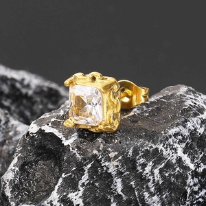 Makroansicht der quadratischen Zirkonia-Ohrringe mit goldenen Mustern und Schmetterlingsverschluss