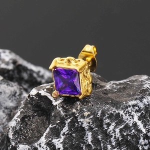 Makroaufnahme von quadratischem lila Zirkon-Ohrstecker in goldenem Retro-Rahmen