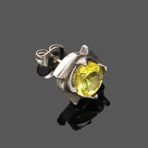Détail de la monture en forme de dauphin avec un zircon jaune rond sur clou d'oreille en argent
