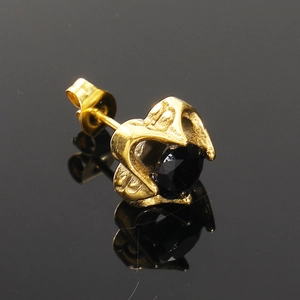 Clou d'oreille en titane plaqué or avec pierre noire facettée et serti en forme de cœur