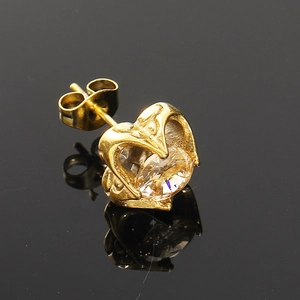 Macro de boucles d'oreilles cœur en or avec pierres de zircone cubique rondes et brillantes