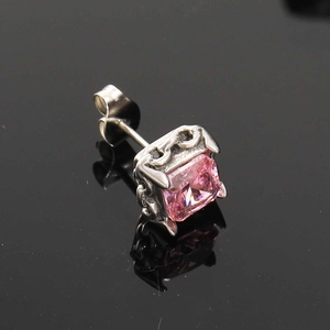 Detailansicht eines quadratischen rosa Zirkonia-Ohrrings in gravierter Titanstahlfassung