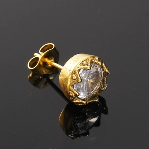 Vue détaillée d'un clou d'oreille vintage doré avec oxyde de zirconium et serti couronne