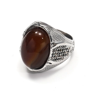 Anello da uomo vintage in acciaio al titanio con agata marrone ovale e texture retrò