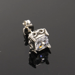 Makro-Detail quadratischer Zirkonia-Ohrstecker mit Vintage-Kettenmuster auf Silberstahl