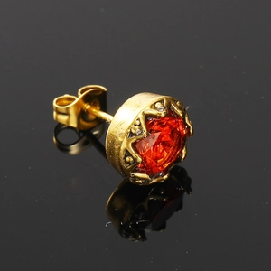 Clou d'oreille rétro en acier titane avec base or vieilli et pierre de zircon rouge