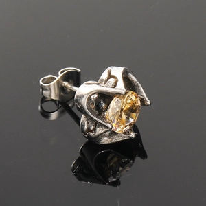 Détail de boucle d'oreille cœur vintage en argent avec zircon champagne et fermoir