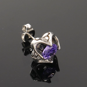 Macro de boucles d'oreilles vintage en argent avec cristal violet et gravure de coeur